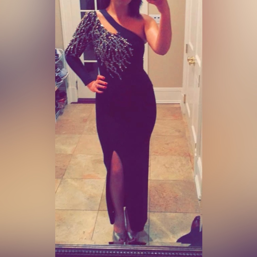 Elegant Black One-Shoulder Gown